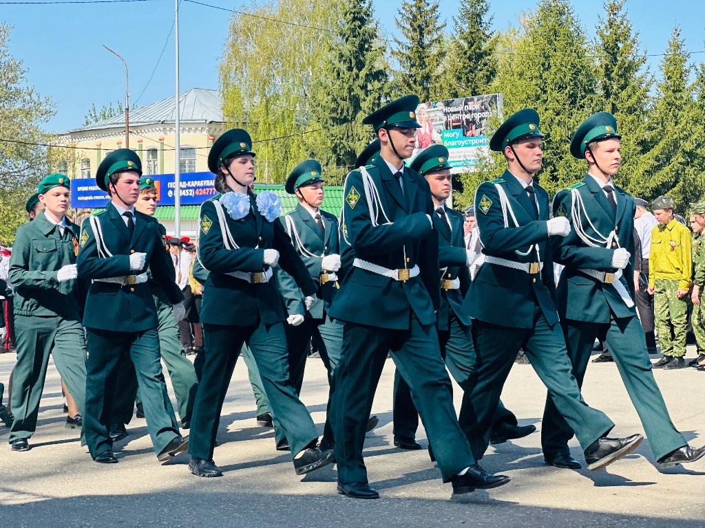 Саратовские школьники прошлись маршем по площади